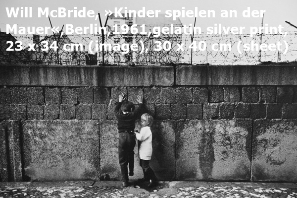 Will McBride, »Kinder spielen an der Mauer«, Berlin, 1961, gelatin silver print, 23 x 34 cm (image), 30 x 40 cm (sheet)